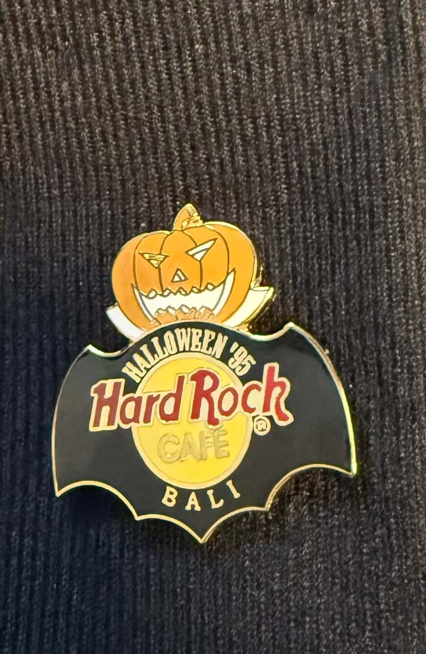 Hard Rock Cafe Bali Halloween 95 Pin Bat Pumpkin